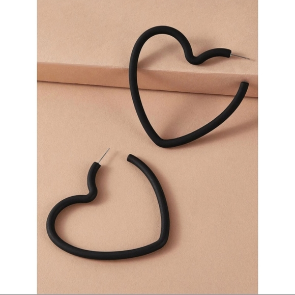 Large Heart shaped earrings - Picture 1 of 2